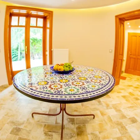 Aranykert Vendeghaz 4* Erlau