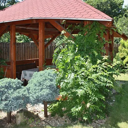 Aranykert Vendeghaz Erlau