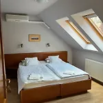 Aranykert Vendeghaz 4*
